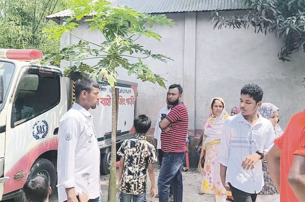  বাবার লাশ বাড়িতে রেখে  পরীক্ষার হলে ছেলে