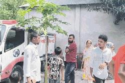  বাবার লাশ বাড়িতে রেখে  পরীক্ষার হলে ছেলে
