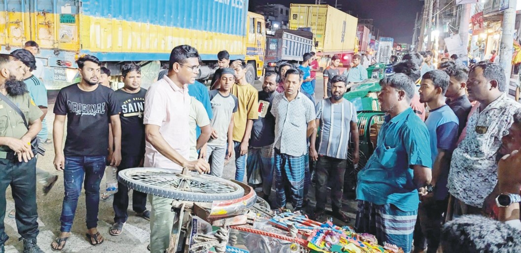  মহাসড়কে উল্টোপথে গাড়ি  আধা ঘন্টা কাত করে শাস্তি 