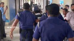 আদালতে সাবেক আইনমন্ত্রীকে কিলঘুষি, বাধা না দিয়ে পুলিশের দৌড়