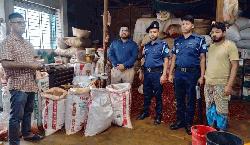  অস্বাস্থ্যকর পরিবেশে হলুদ ও মরিচের গুড়া সংরক্ষণ  