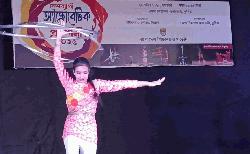 অ্যাক্রোবেটিক প্রদর্শনীতে বিস্মিত দর্শকরা 