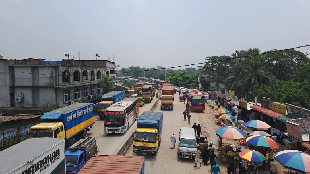 ঢাকা-চট্টগ্রাম মহাসড়কে ৩৫ কিলোমিটার দীর্ঘ যানজট;চরম ভোগান্তি   