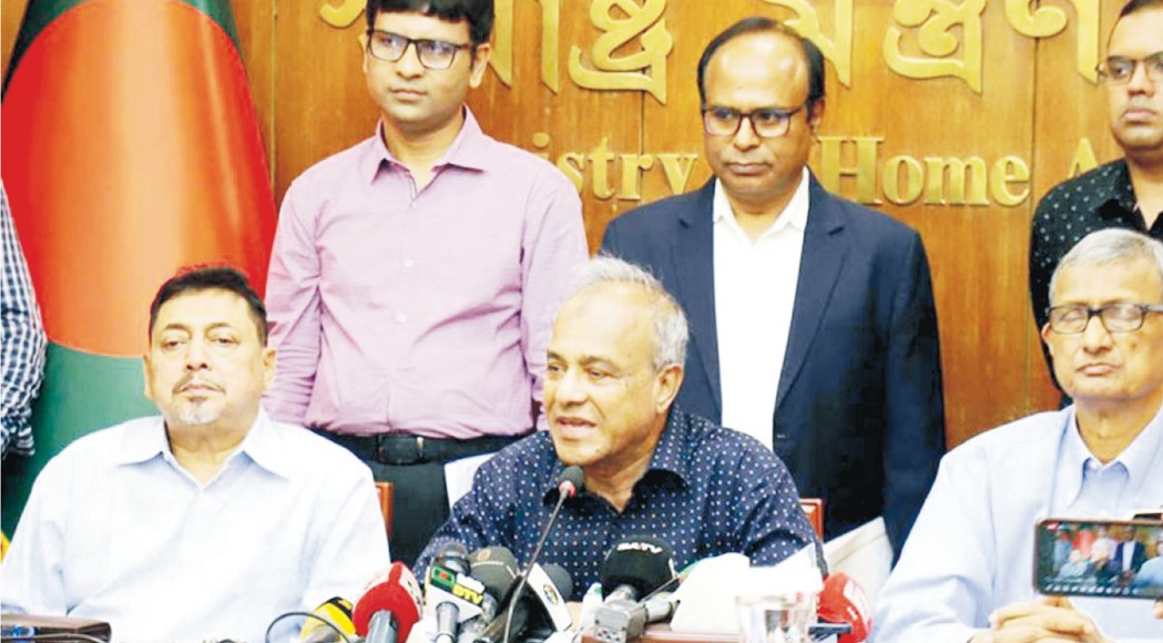  বাংলাদেশ থেকে বৈধ পথে আরও কর্মী নিতে আগ্রহী ইতালি: স্বরাষ্ট্র উপদেষ্টা