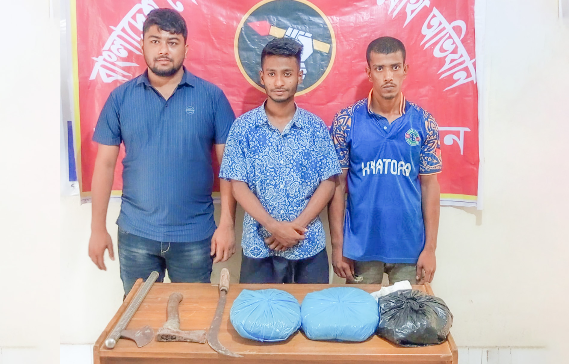 কুমিল্লায় কিশোর গ্যাংয়ের দুই সদস্যসহ গ্ৰেফতার ৩, অস্ত্র ও মাদক উদ্ধার 