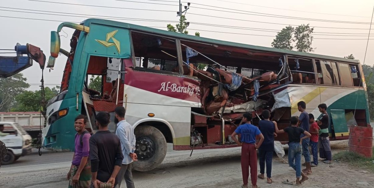  বুড়িচংয়ে যাত্রী বাহী বাসের ধাক্কায়  রড় বুঝাই লড়ির চালক নিহত, আহত ১০-১২ জন