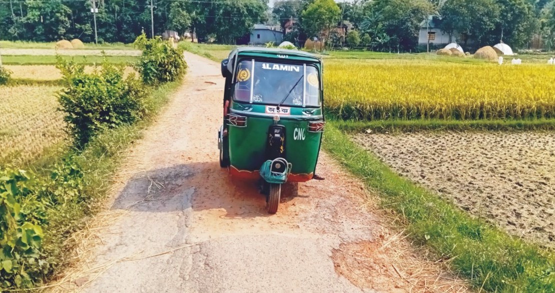   ৮ বছরেও সংস্কারের ছোঁয়া লাগেনি সড়কটিতে 