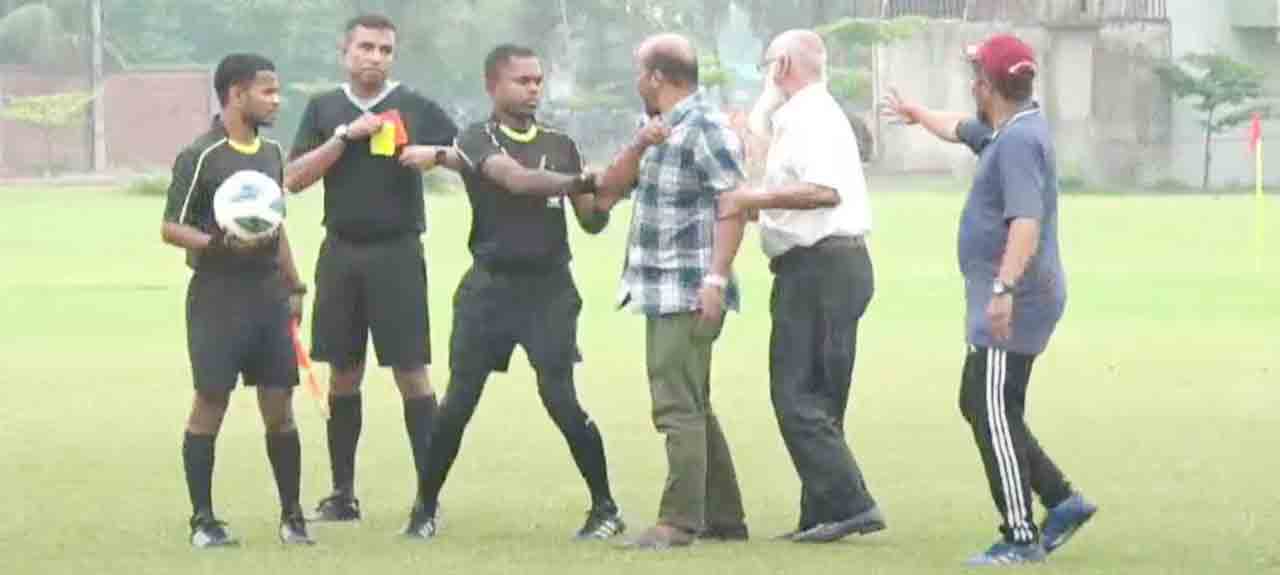  রোষের শিকার হয়েই চলেছেন রেফারিরা
