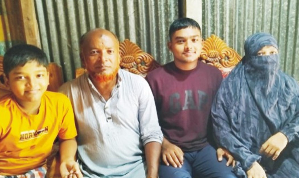  প্রশংসায় ভাসছে পুলিশ মাত্র ১২০ টাকার আবেদনে চাকরি পেয়ে আনন্দ-উচ্ছ্বাস