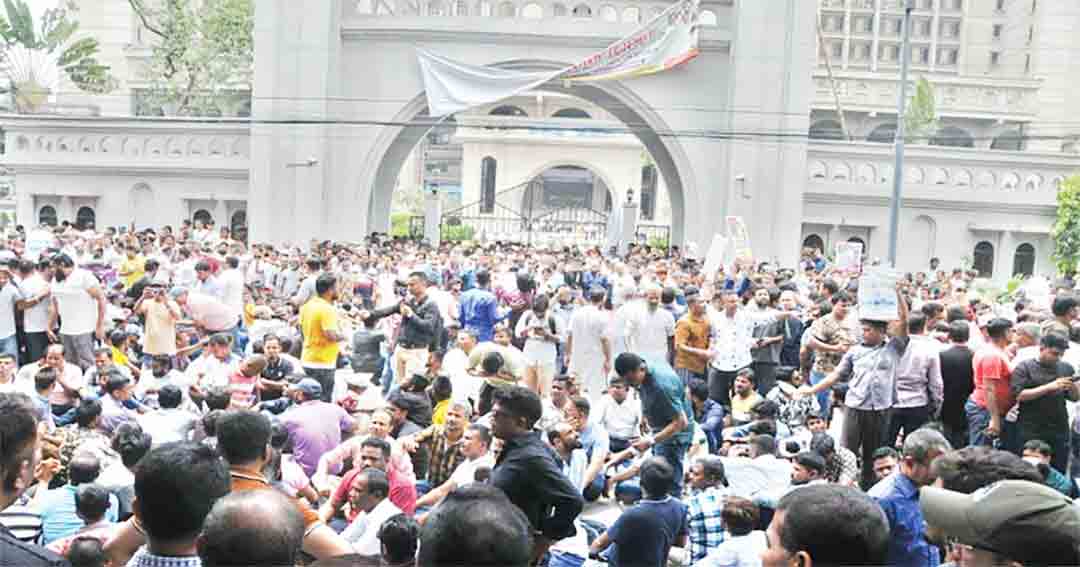 নগর ভবন ‘ব্লকেডের’ ডাক ইশরাক সমর্থকদের