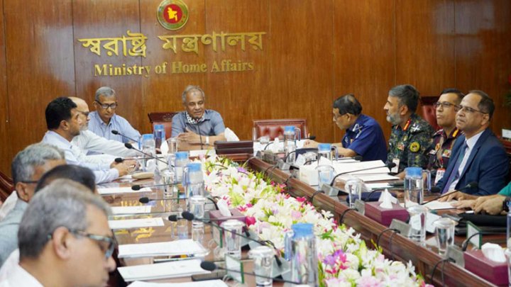 পশুর হাটে যাওয়া গাড়ি মাঝপথে থামালে ব্যবস্থা: স্বরাষ্ট্র উপদেষ্টা
