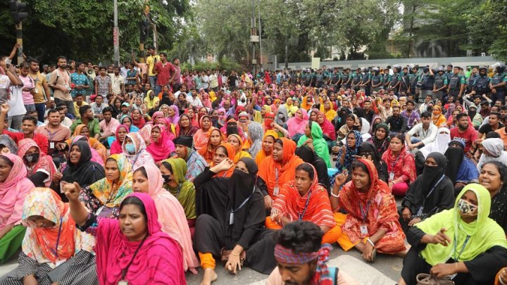 আন্দোলনে অনড় শ্রমিকরা, প্রধান উপদেষ্টার সাক্ষাতে যমুনায় প্রতিনিধিদল