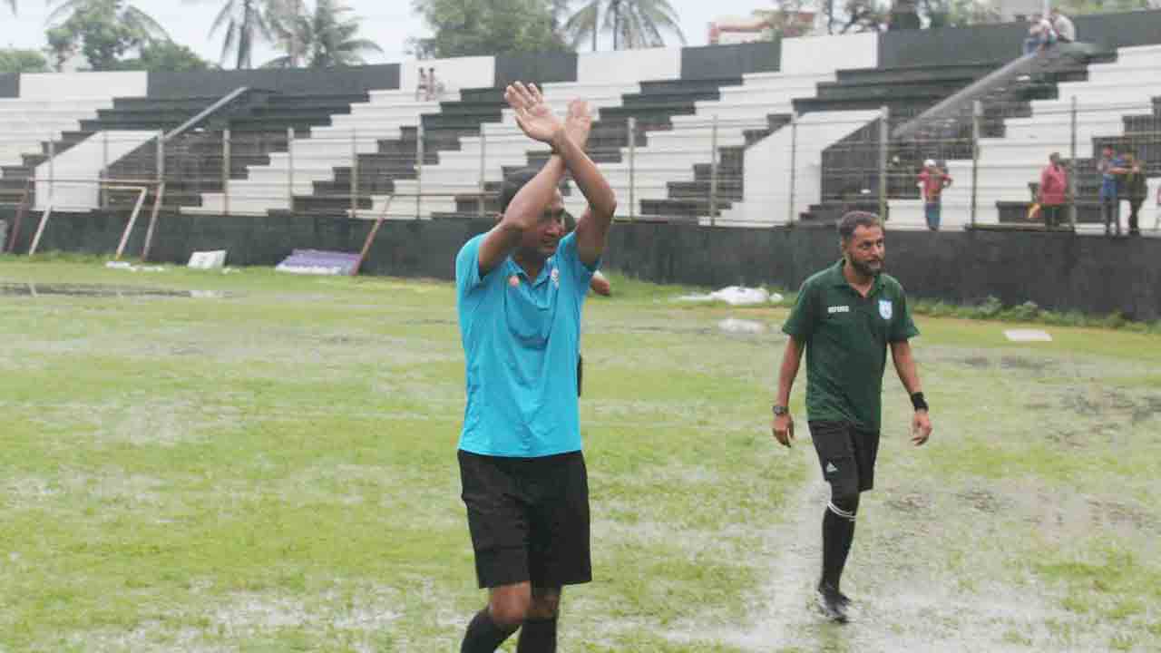  কর্দমাক্ত মাঠে কিংসের গোলবন্যা, মোহামেডানের বাকি ৭২ মিনিট বুধবার