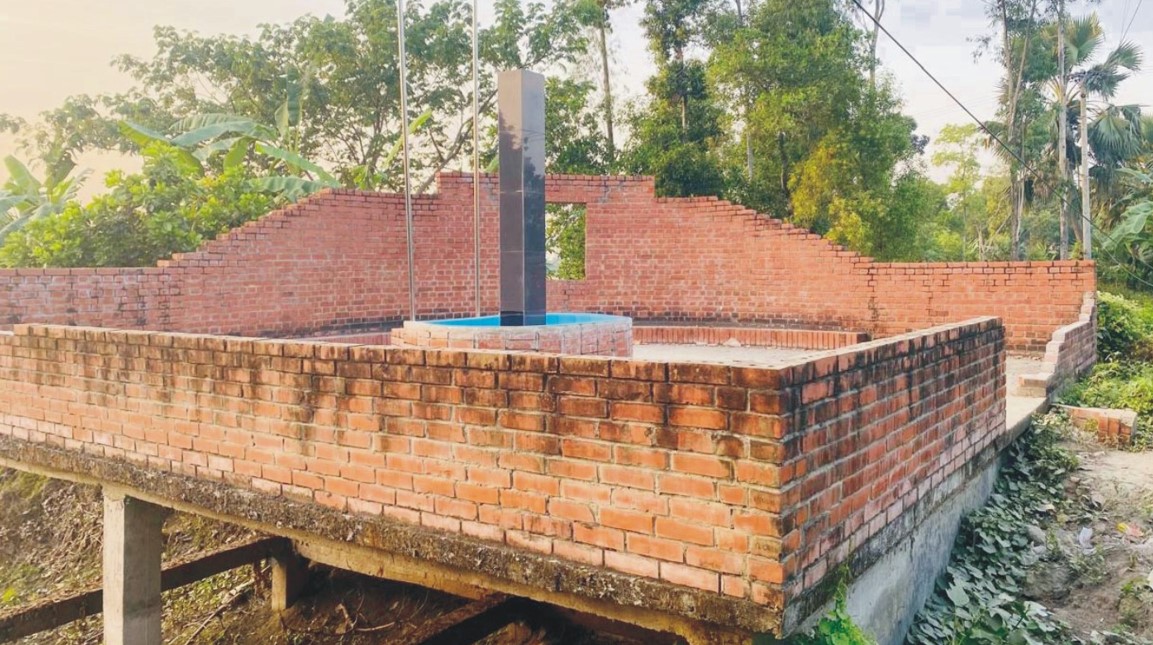 অযত্ন-অবহেলায় নষ্ট হচ্ছে  রায়পুর বধ্যভূমির স্মৃতিস্তম্ভ