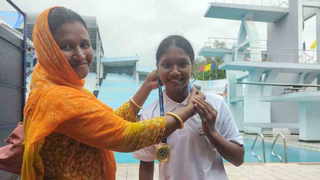   বয়সভিত্তিক সাঁতারে মাইশার আরও দুটি সোনা জয়, মেহেদীর রেকর্ড