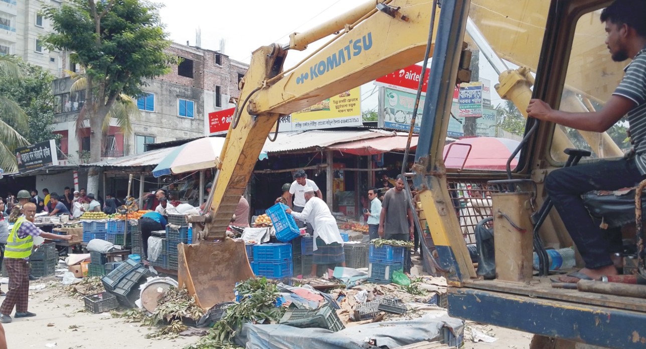  মহাসড়কের গৌরীপুর বাসস্ট্যান্ডে অবৈধ স্থাপনা উচ্ছেদ 