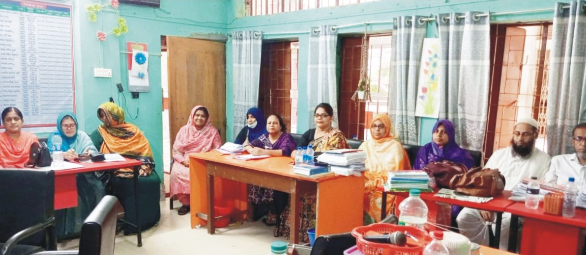  দাবী আদায়ে কর্মবিরতীতে প্রাথমিকের শিক্ষকেরা 