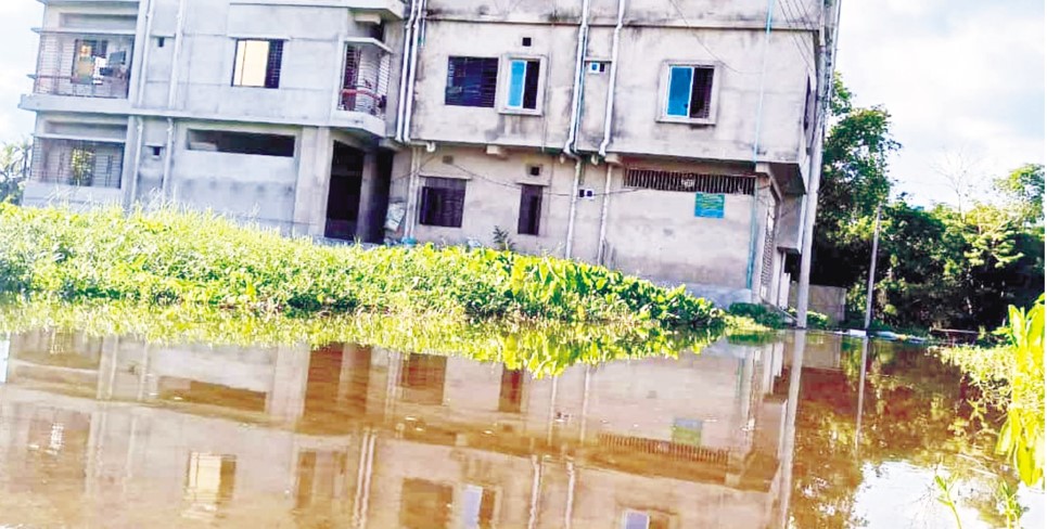  পানি নিঃস্কাশনের ব্যবস্থা নেই, বর্ষার আগেই ভোগান্তি চরমে