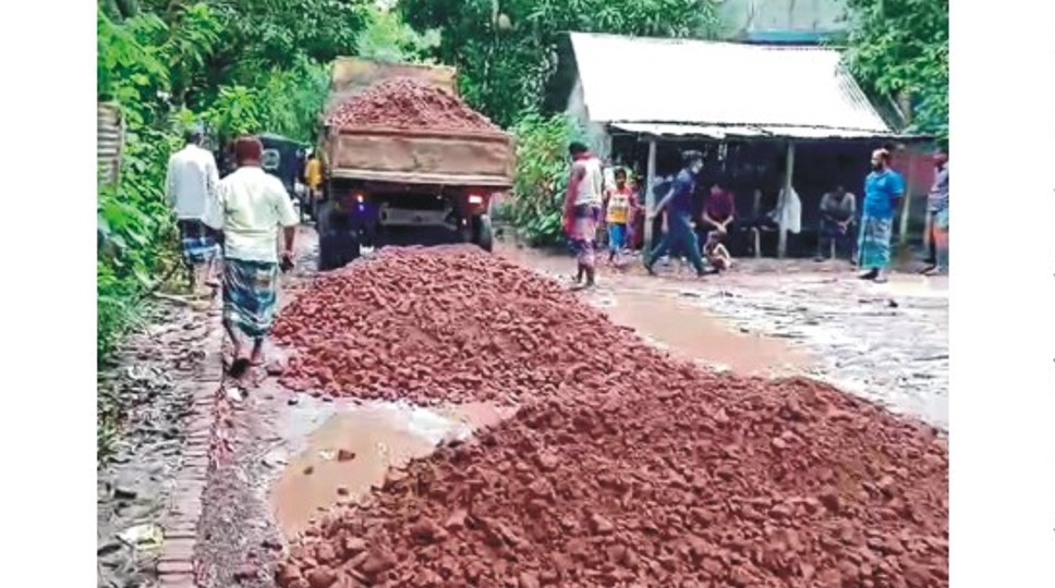  চান্দিনায় সড়ক পাকাকরণে নিম্নমানের ইটের সাথে মাটি ব্যবহার 