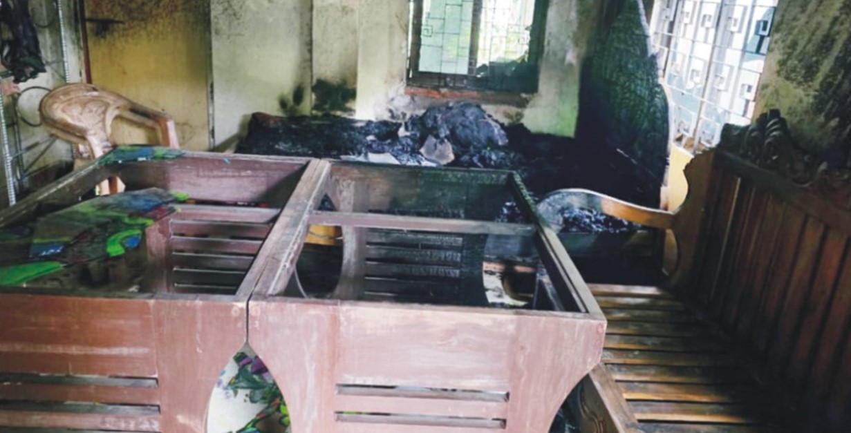  চৌদ্দগ্রামে সাবেক ইউপিচেয়ারম্যানের  বাড়িতে আগুন, ভাংচুর ও লুটপাট