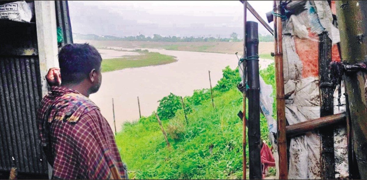 টানা বৃষ্টি হলেই মন খারাপ হয় গোমতী পাড়ের মানুষের