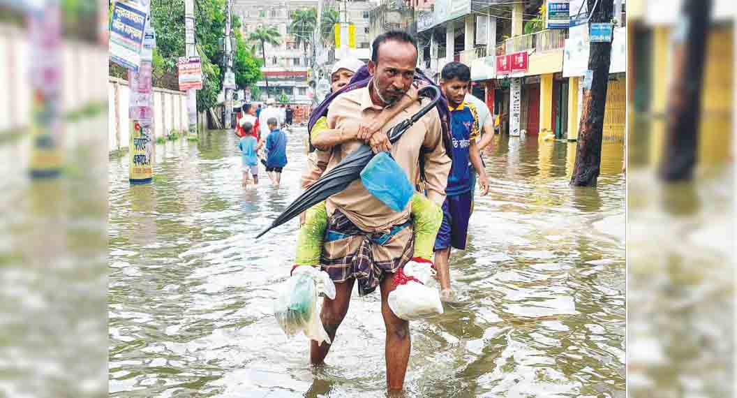  হাঁটু পানিতে ডুবে গেল কুমিল্লা নগরীর সড়ক-অলিগলি, জলবদ্ধতায় জনভোগান্তি চরমে