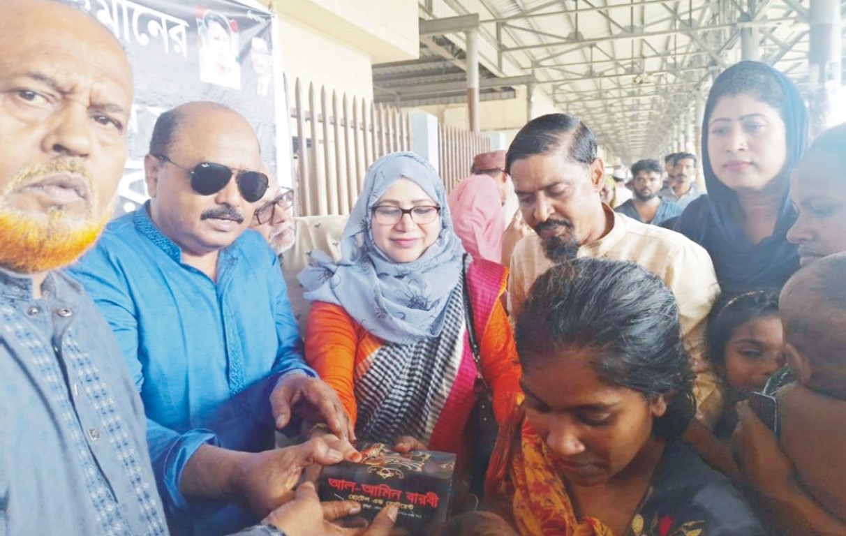 কুমিল্লায় নারী ও শিশু অধিকার ফোরাম ছিন্নমূল মানুষের মধ্যে খাদ্য বিতরণ 