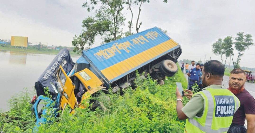  দাউদকান্দিতে সড়ক দুর্ঘটনায় তিন কার্ভাডভ্যান খাদে