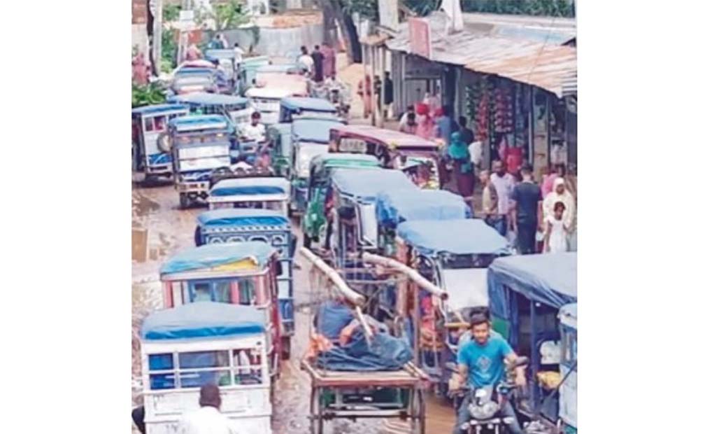  ব্রাহ্মণপাড়ায় ঈদে ঘরমুখী  মানুষের দুর্ভোগ চরমে