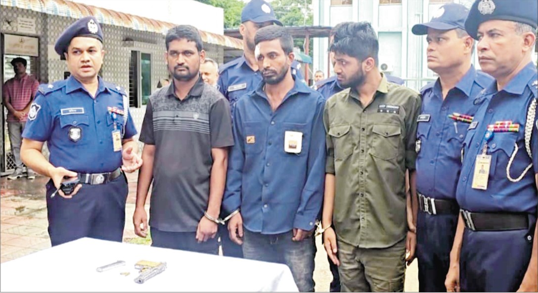   কুমিল্লায় ৭০ মামলায় অভিযুক্ত  ৩ আসামি অস্ত্রসহ গ্রেফতার  