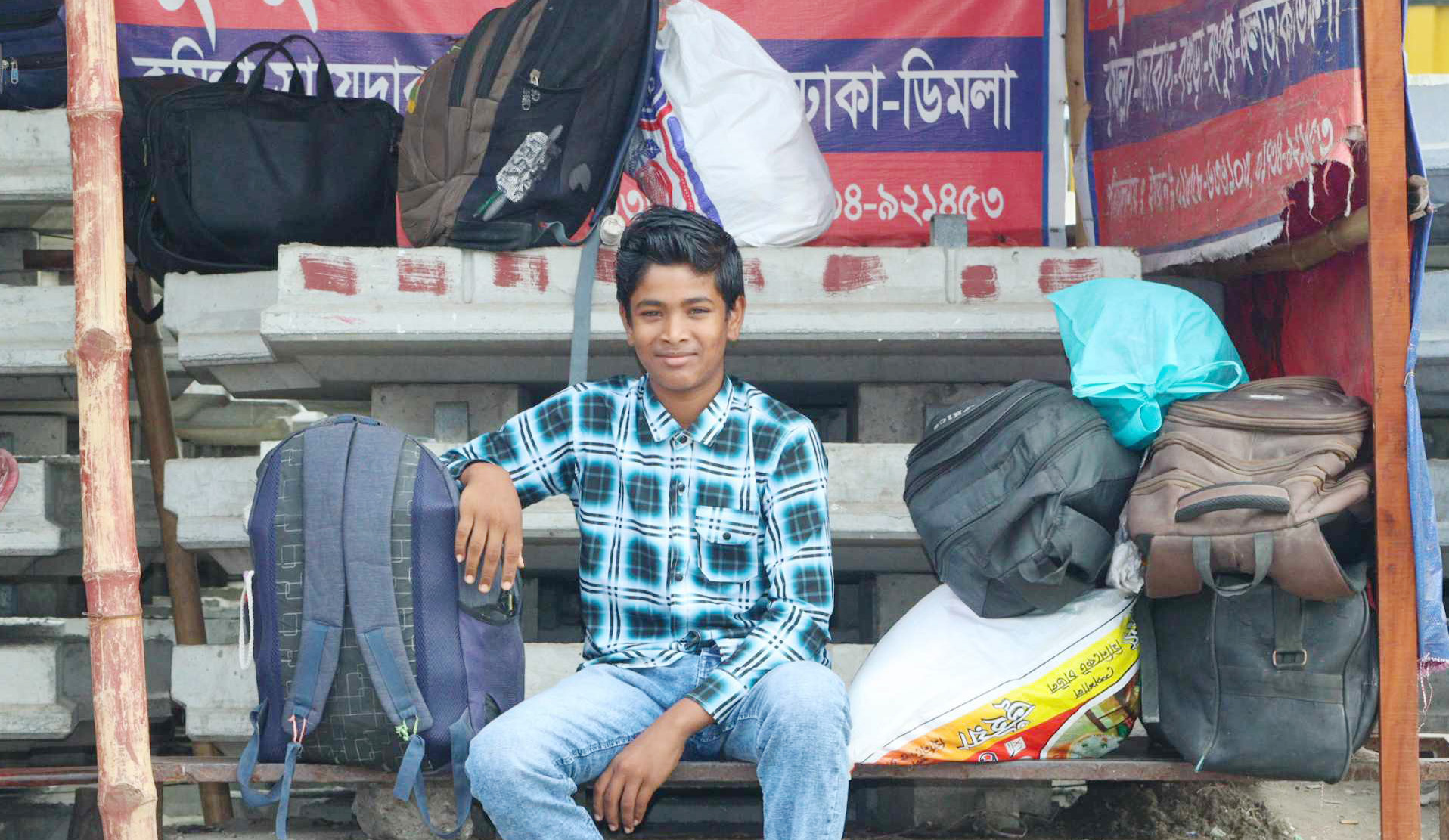 যাওয়া-আসায় খরচ হয় ৬ দিনের মজুরি;  তবুও বাড়ি ফেরায় অন্যরকম আনন্দ 