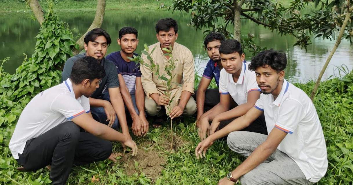 কুমিল্লায় বিশ্ব পরিবেশ দিবসে লাল সবুজ-এর বৃক্ষরোপণ  