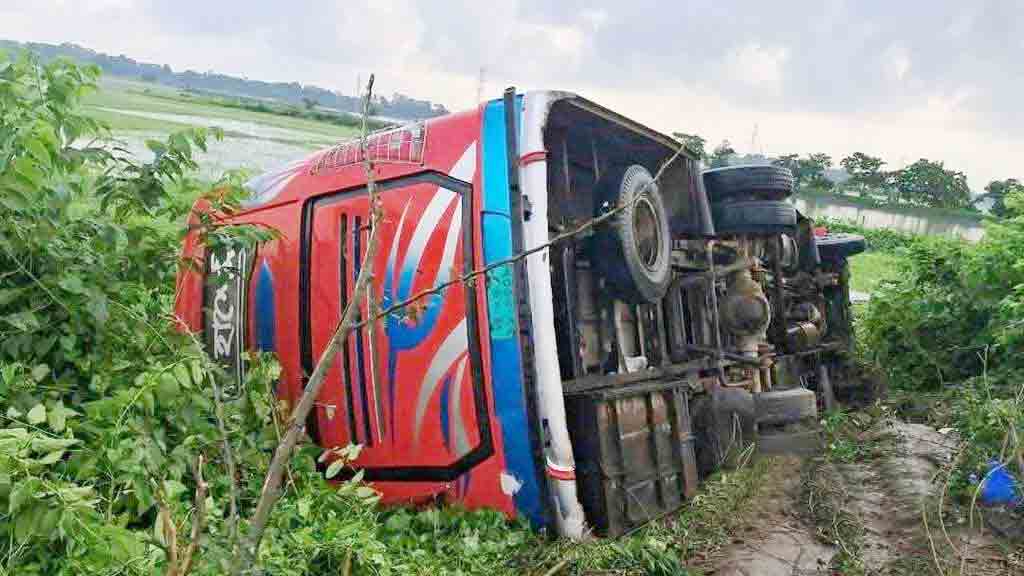 কুমিল্লার বুড়িচংয়ে বাস খাদে পড়ে ২ নারীর মৃত্যু, আহত ৫    