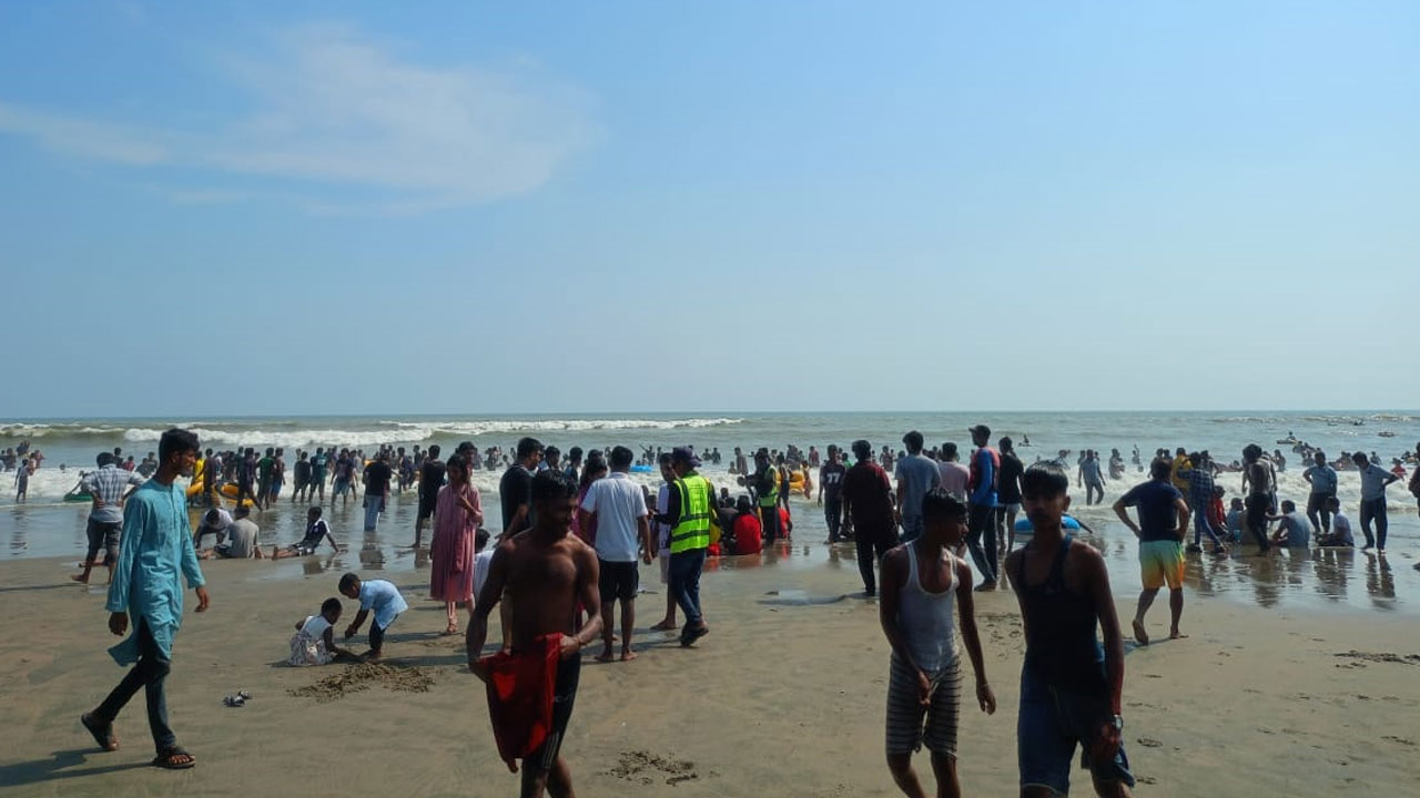 ঈদের ছুটিতে কক্সবাজার সৈকতে পর্যটকের ঢল