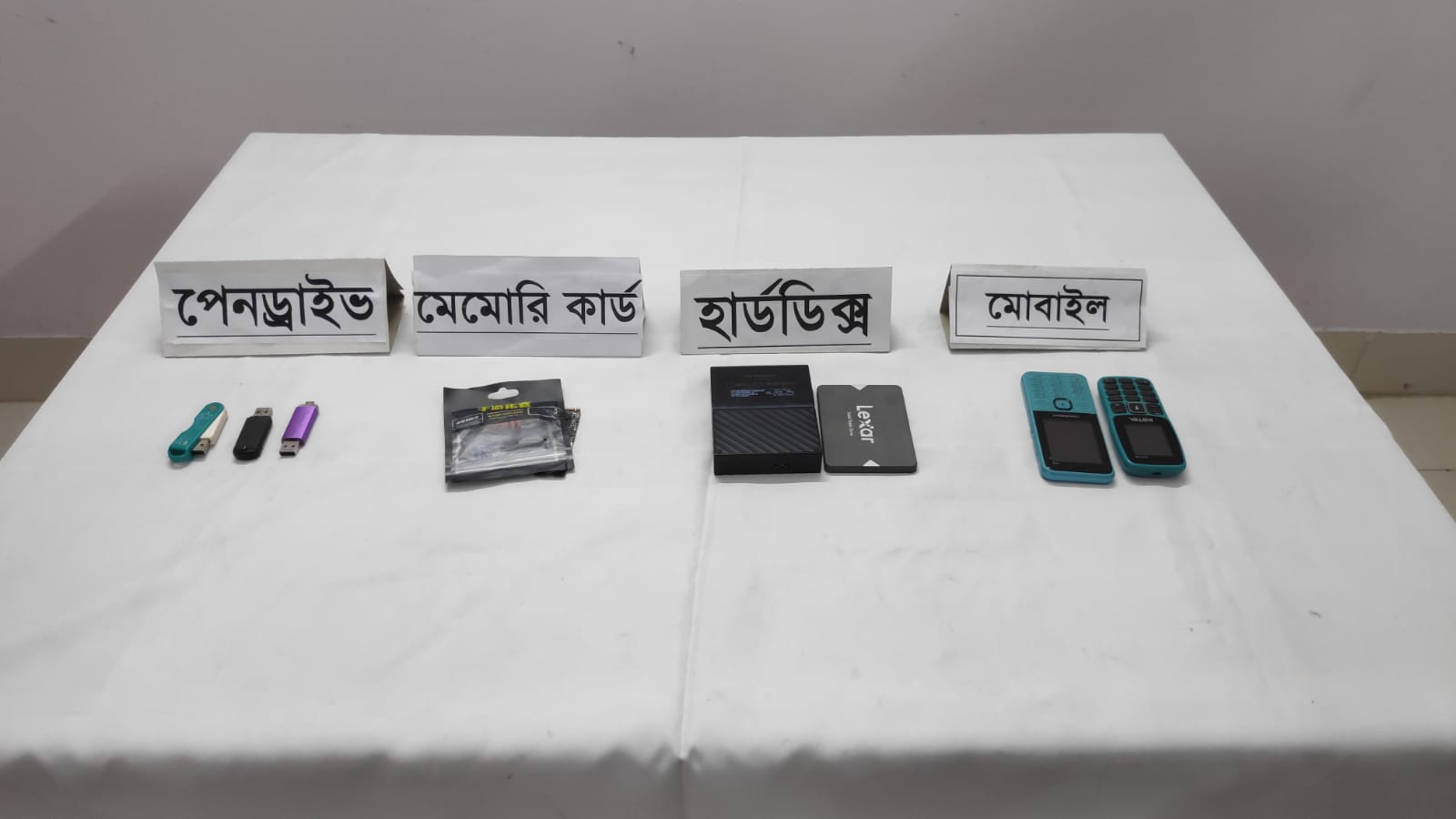 কুমিল্লায় টেলিকম দোকানে অশ্লীল কনটেন্ট; সেনাবাহিনীর অভিযানে দুইজন গ্রেপ্তার 