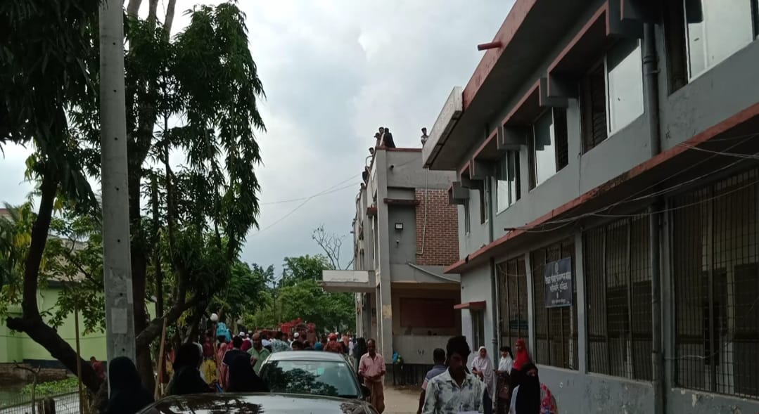 কুমিল্লার দাউদকান্দি স্বাস্থ্য কমপ্লেক্সে  অগ্নিকান্ড; তিন জন আহত 