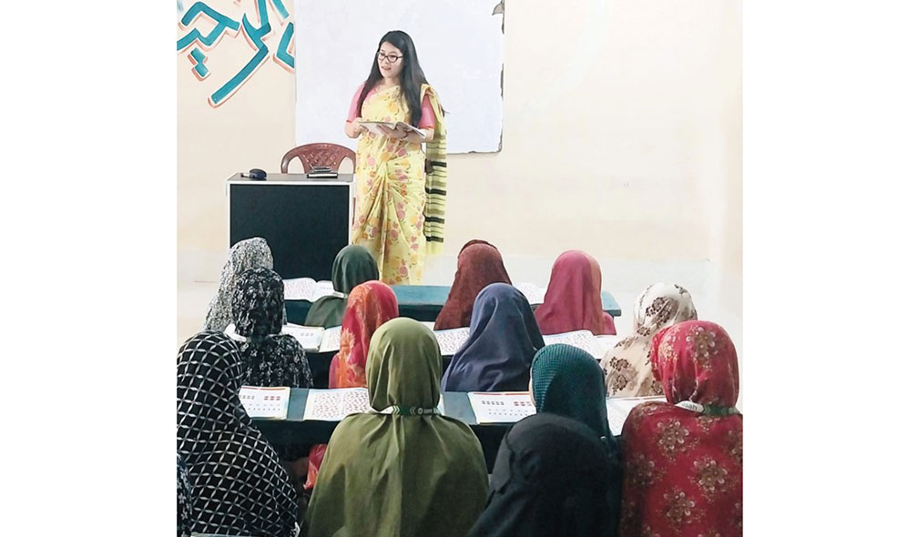  লালমাইয়ের ইউএনও হিমাদ্রী খীসা যখন শিক্ষক 