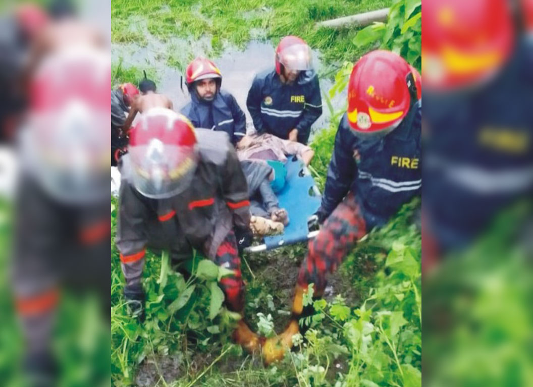   মহাসড়কে নিয়ন্ত্রণ  হারিয়ে যাত্রীবাহী বাস  খাদে, হতাহত ৫