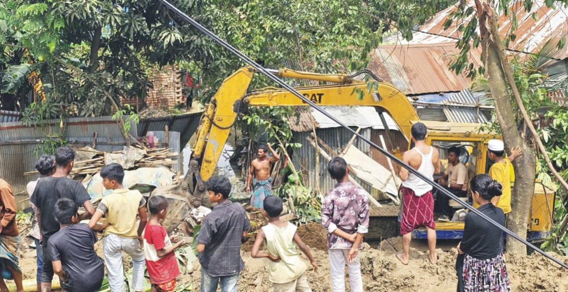   গোমতী নদীর বেঁড়িবাঁধের  ওপরউচ্ছেদ অভিযান  