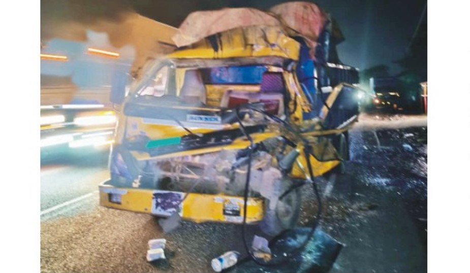  ট্রাকের পিছনে পিকআপের ধাক্কায় হেলপার নিহত