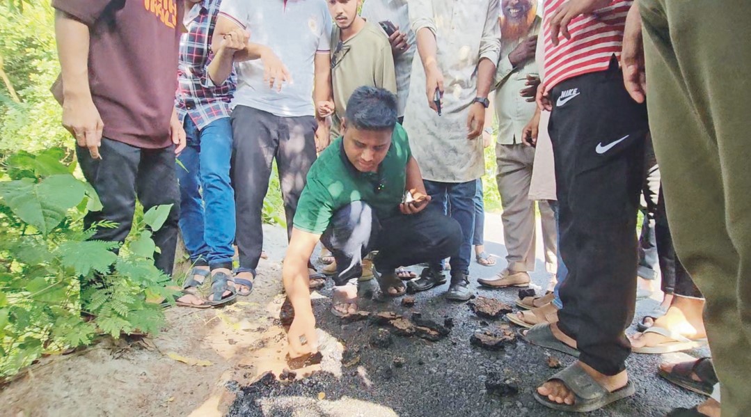  হাত দিতেই উঠে এলো কার্পেটিং সড়কের নিম্নমানের কাজ বন্ধ করে দিলেন হাসনাত আব্দুল্লাহ 