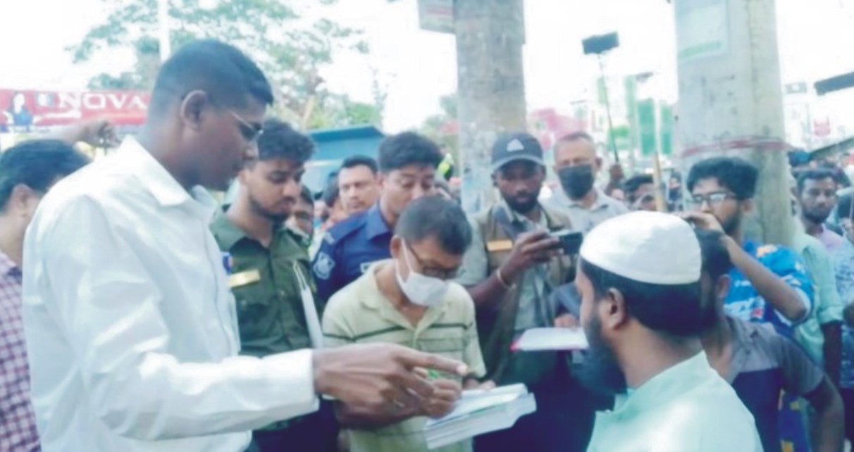 চৌদ্দগ্রামে খালে ময়লা ফেলায়  দুই ভাঙারী দোকান সিলগালা