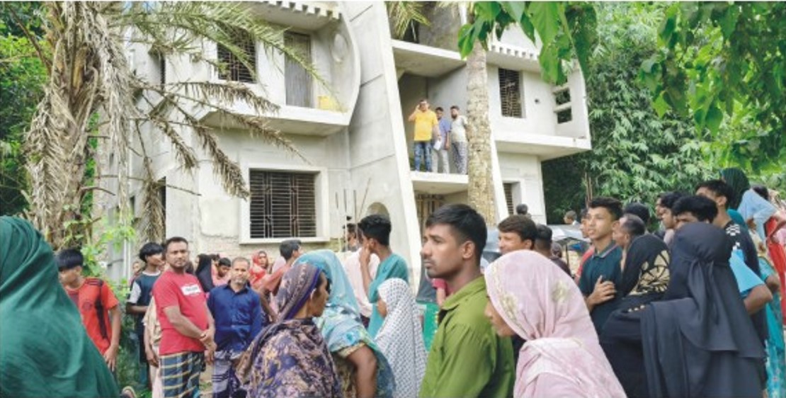   নির্মাণাধী ভবনে রাজমিস্ত্রীর  হাত-পা বাঁধা লাশ 