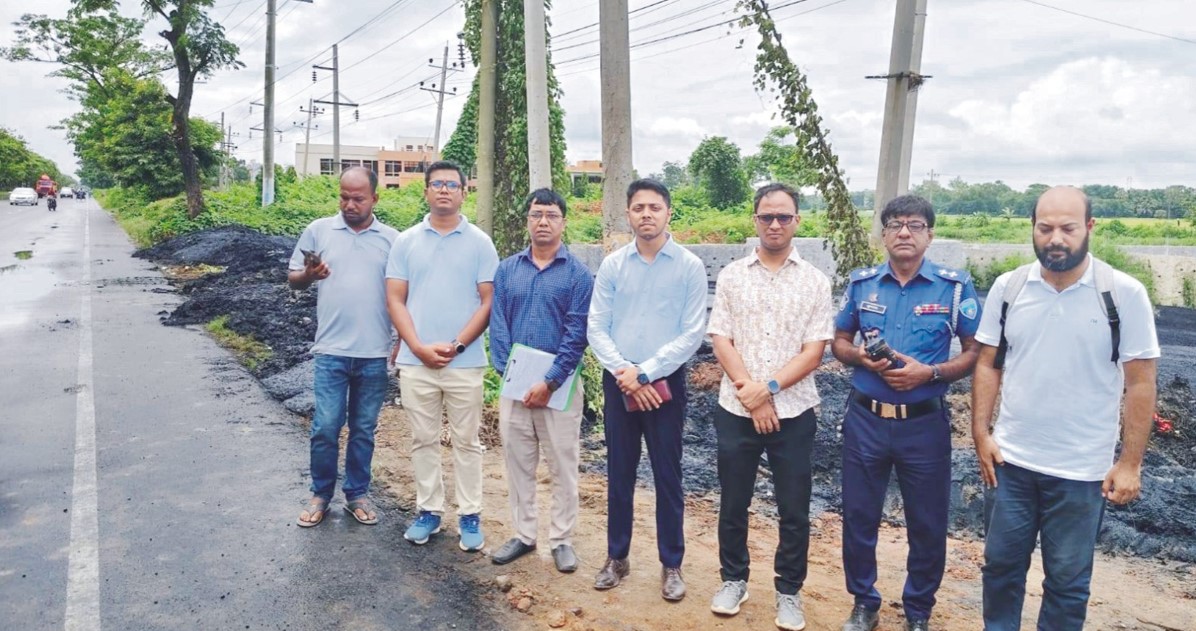   ঢাকা-চট্টগ্রাম  মহাসড়কের হাড়াতলীতে ফেলা হচ্ছে বিষাক্ত স্লাজ বর্জ্য  