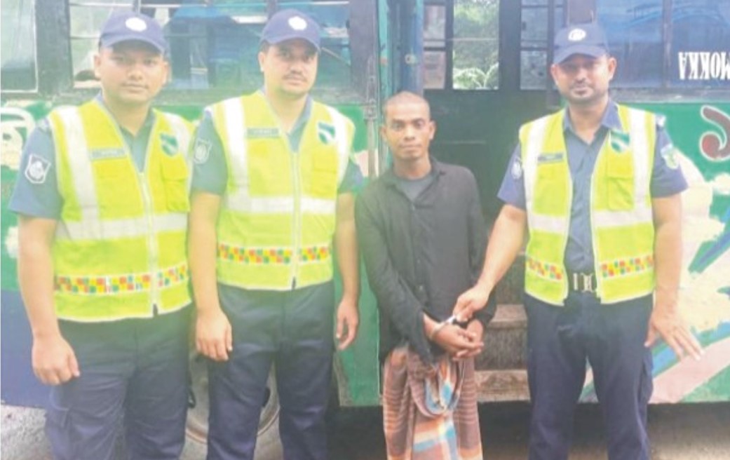   বোয়ালখালী থেকে বাস চুরি করে যাত্রী নিয়ে ঢাকায়  যাচ্ছিলো চালক, হাইওয়ে পুলিশের হাতে আটক 