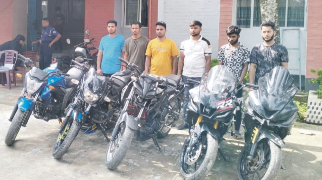  লাকসামে যৌথবাহিনীর অভিযানে  চোরাই মোটরসাইকেলসহ আটক-৬ 