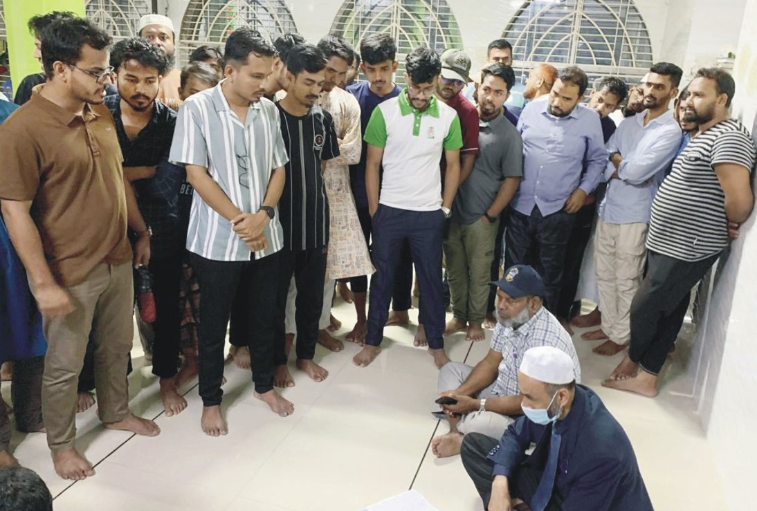 মসজিদের ভেতর অবরুদ্ধ কুমিল্লা  ভিক্টোরিয়া কলেজের অধ্যক্ষ 