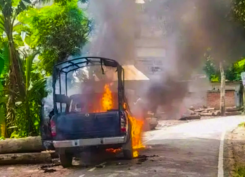 গোপালগঞ্জে এনসিপির পদযাত্রাকে কেন্দ্র  করে পুলিশের গাড়িতে হামলা ও আগুন