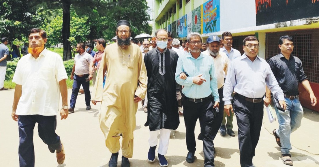    ভিক্টোরিয়ায় ফিরলেন  অধ্যক্ষ আবুল বাশার  