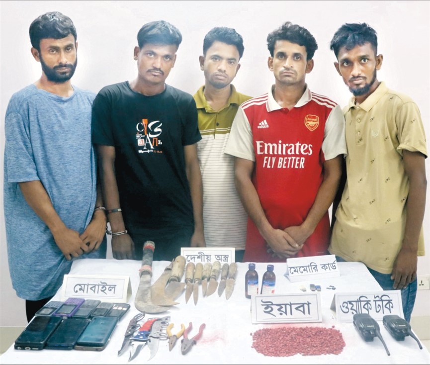   কুমিল্লায় সেনা অভিযানে  মাদক-অস্ত্রসহআটক ৫